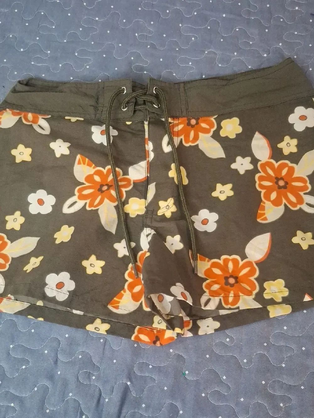 No Boundaries Floral Drawstring Women’s Shorts in Olive Green size small